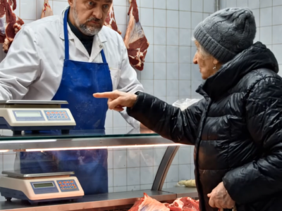 Egy 70 éves nyugdíjas asszony minden áldott nap 40 kilogramm húst vásárolt a megszokott hentesénél. Egy nap a hentes úgy döntött, a nyomába ered – de amikor meglátta, hová kerül az a rengeteg hús, azonnal hívta a rendőrséget! 😱😨