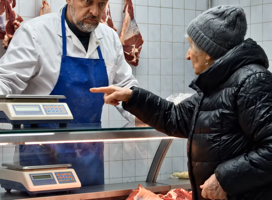 Egy 70 éves nyugdíjas asszony minden áldott nap 40 kilogramm húst vásárolt a megszokott hentesénél. Egy nap a hentes úgy döntött, a nyomába ered – de amikor meglátta, hová kerül az a rengeteg hús, azonnal hívta a rendőrséget! 😱😨