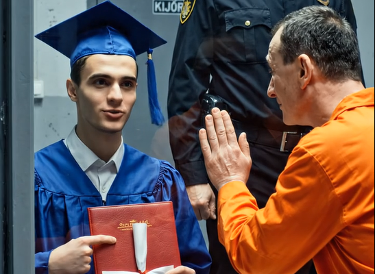A fiú büszkén mutatta meg diplomáját börtönben lévő apjának, de az őr tette mindenkit megdöbbentett 😲😨