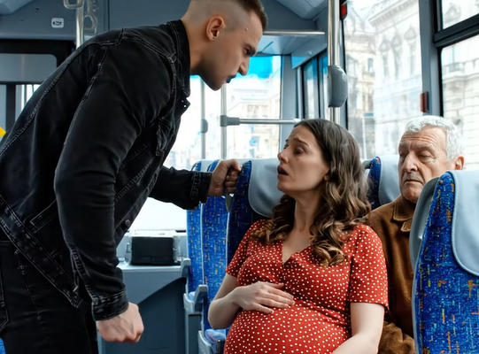 A buszon egy férfi a várandós feleségével ordibált, majd egy ponton az öklét is magasba emelte, mintha le akarna sújtani. Az utasok mindent láttak, mégis a némaságot választották – ám néhány másodperccel később olyasmi történt, ami az egész buszt sokkolta… 😨😱