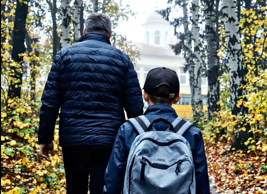 Az iskolabusz sofőrje észrevette, hogy az egyik diák nem az iskola felé veszi az irányt, hanem az erdőbe besurranva eltűnik. Úgy döntött, követi a kisfiút, de amit látott, attól földbe gyökerezett a lába! 😲😨