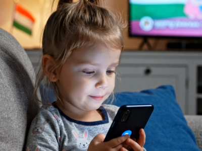 A kislányom felvette a férjem telefonját, és elfelejtette letenni a hívást – ekkor egy női hangot hallottam: „apának és nekem amúgy is rengeteg titkunk van.”