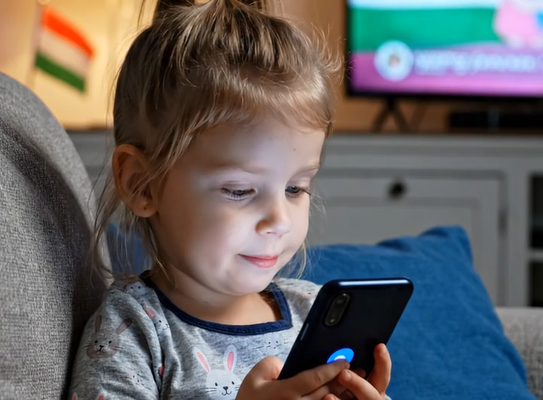 A kislányom felvette a férjem telefonját, és elfelejtette letenni a hívást – ekkor egy női hangot hallottam: „apának és nekem amúgy is rengeteg titkunk van.”