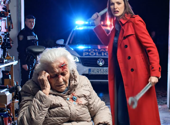 A garázs fagyos volt, az elektromos kerekesszékeink lemerültek, miután kitépte az összes akkumulátort. A férjem vére a betonra csapott, amikor a menyünk meglendítette a villáskulcsot. Aztán a kezei a torkomra fonódtak. „Írd alá a vagyonkezelői szerződést, ti haszontalan idióták – vagy beindítom az autót és lezárom a garázst!” – sikította. Nyugodtan kopogtattam a hallókészülékemen, megszakítva a Bluetooth-kapcsolatot – éppen akkor, amikor az acélajtó kivágódott.