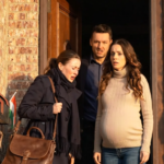 Remegve érkeztem haza, miközben kopogtam a saját ajtómon. De amikor kinyílt, egy terhes nő állt ott, és úgy mosolygott, mintha oda tartozna. Mielőtt lélegzetet kaphattam volna, a férjem megjelent mögötte. „Végre visszajöttél?” – gúnyolódott. Aztán a keze az arcomra csapódott, és a lába kilökött a verandára. „Tűnj el. Ez már nem az otthonod. Készülj a válásra.” De fogalma sem volt, mit fedeztem fel.