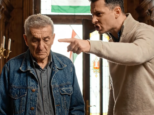 Azon az estén, amikor a saját fiam az ajtóra mutatott, a hangja mélyebb volt, mint bármelyik kés. „Tűnj el innen, Charles. Ez mostantól az én házam.” Ott álltam, egy idegenné vált apa, és lenyeltem a szavakat, amelyek összetörhették volna. Hajnalra eltűntem – több ezer mérföldnyire, semmivel sem a kezében, csak egyetlen bőrönddel és egy titokkal, amit soha nem tudott. És amikor végre felfedezte az igazságot… azt kívánta, bárcsak könyörgött volna, hogy maradjak.