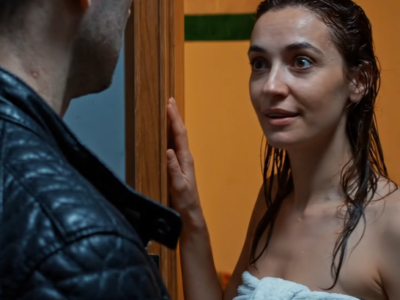 Tegnap este elmentem a főnökömhöz… de csak egy törölközőben nyitott ajtót…