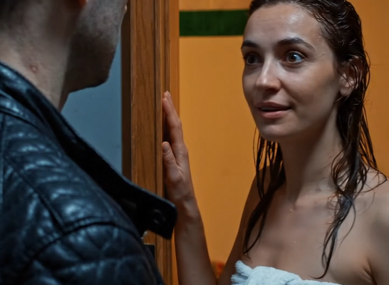 Tegnap este elmentem a főnökömhöz… de csak egy törölközőben nyitott ajtót…