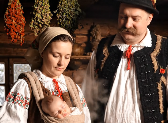 Egy kétségbeesett özvegyember puskával fenyegette meg a viharban, anélkül, hogy elképzelte volna a hátborzongató titkot, amit az a nő a karjaiban rejtegetett.